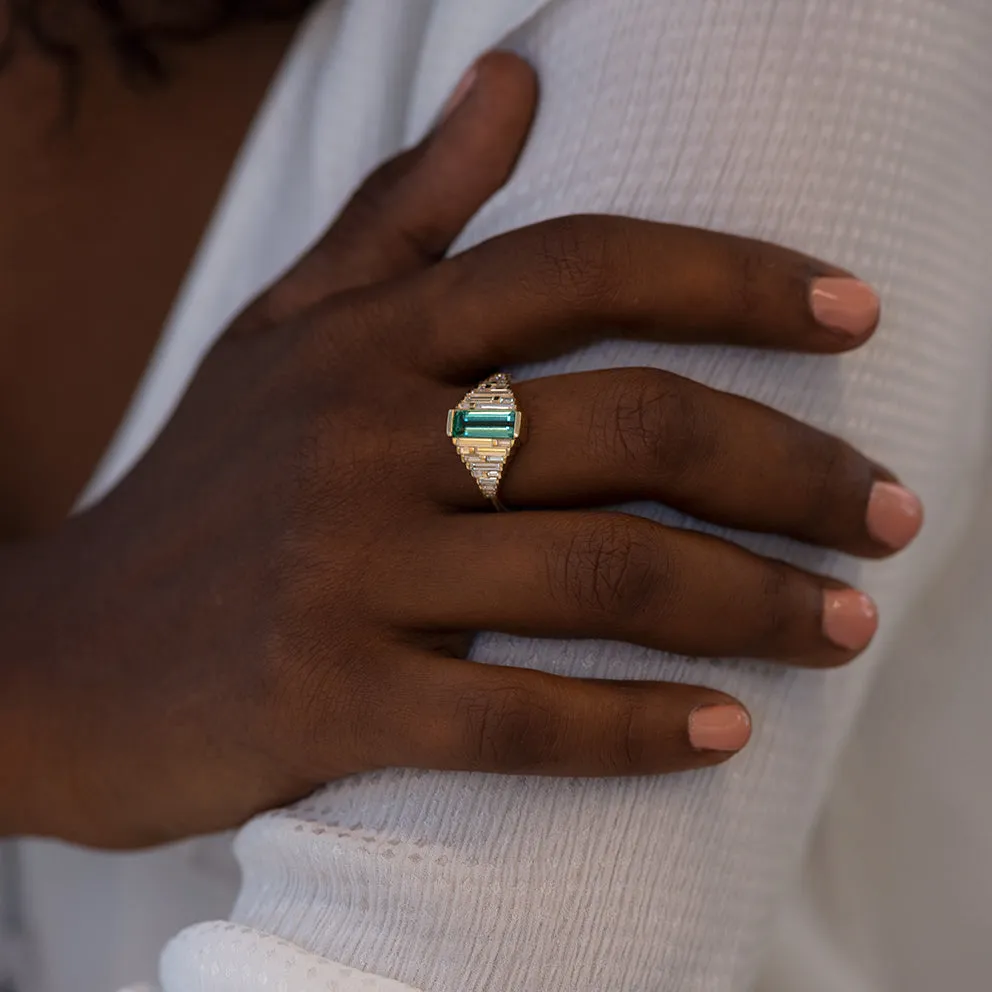 Emerald Ring with needle baguette Diamonds